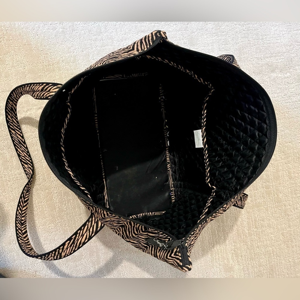 Vera Bradley Stylish quilted Black and Tan Women's travel bag. - Picture 4 of 7